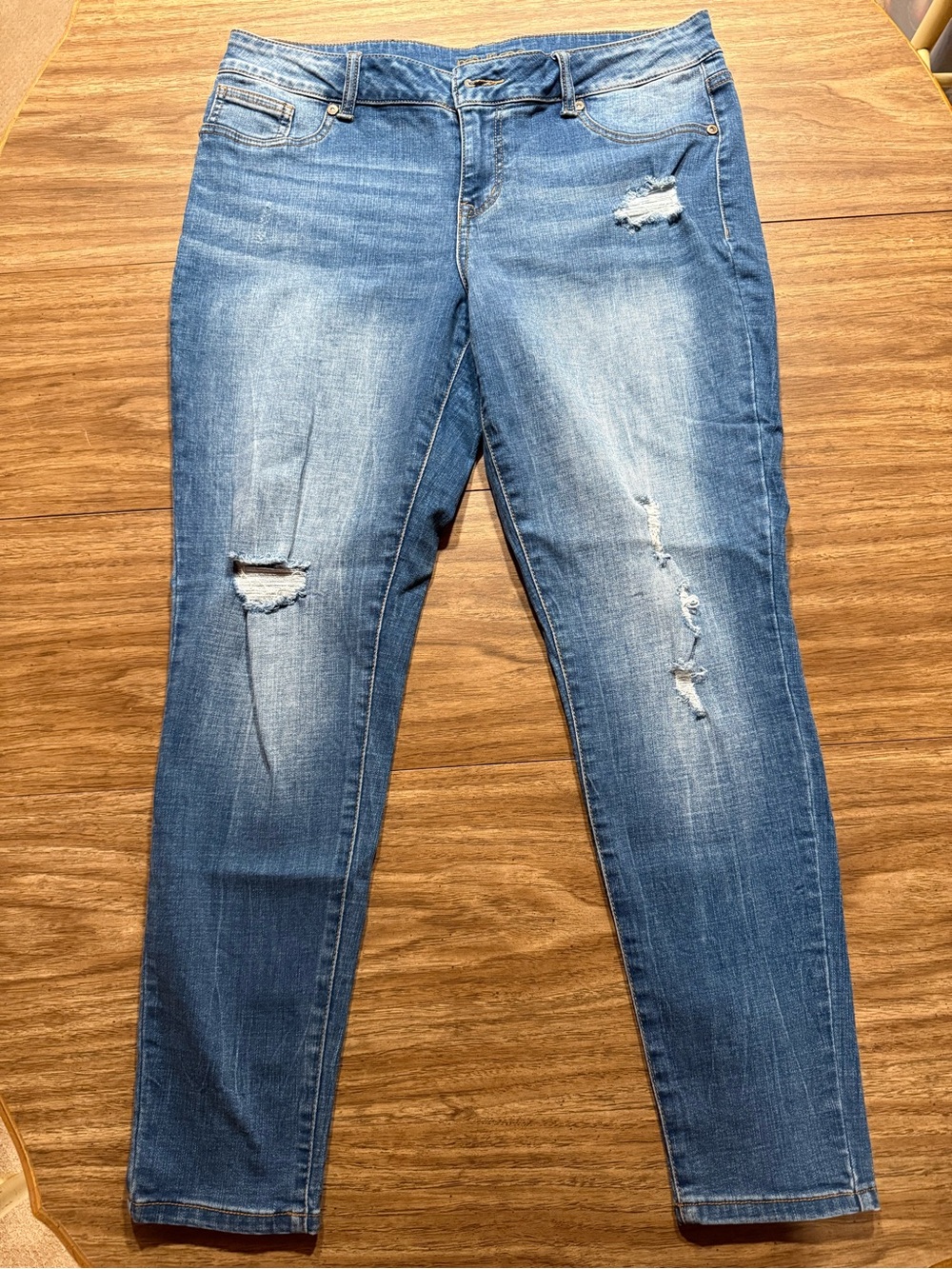 Maurice’s Women's Distressed Jeans Size L